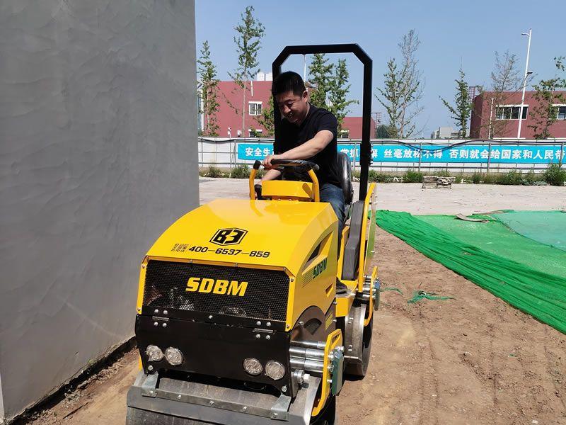 座駕振動(dòng)壓路機(jī)在惡劣環(huán)境下如何工作？