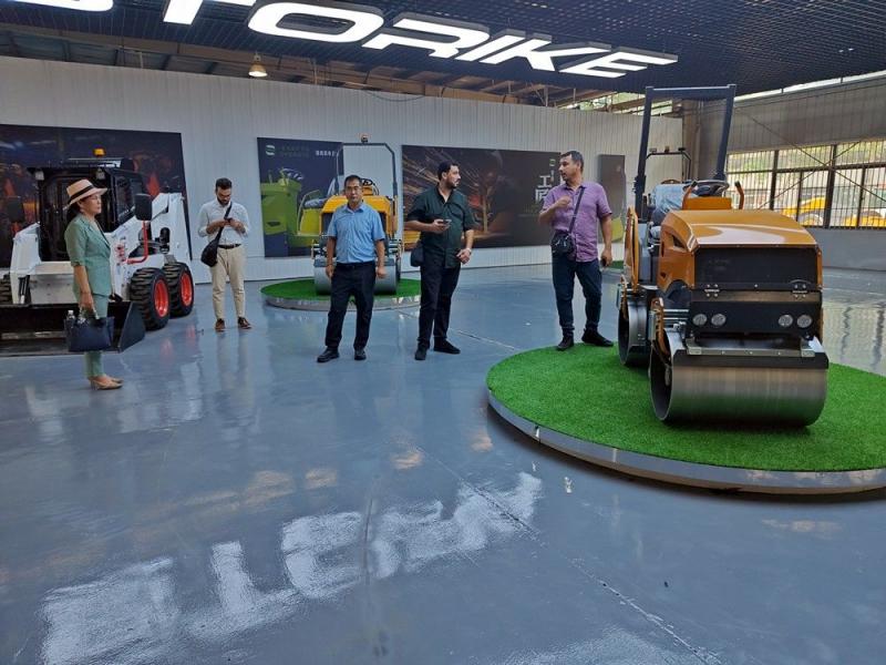 國外客戶來我廠參觀考察小型壓路機，并達(dá)成合作意向