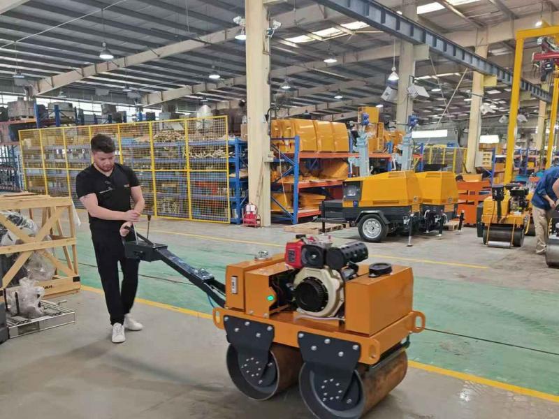 國外客戶來我廠參觀考察小型壓路機、移動照明車等產(chǎn)品