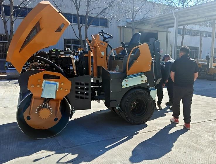 3月18日，哈薩克斯坦客戶來廠體驗(yàn)考察5噸膠輪壓路機(jī)